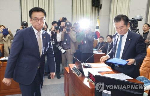 최상목 부총리 겸 기획재정부 장관이 16일 서울 여의도 국회에서 열린 법제사법위원회 전체회의에서 정청래 위원장에게 선서문을 제출한 후 돌아서고 있다.     [연합뉴스]